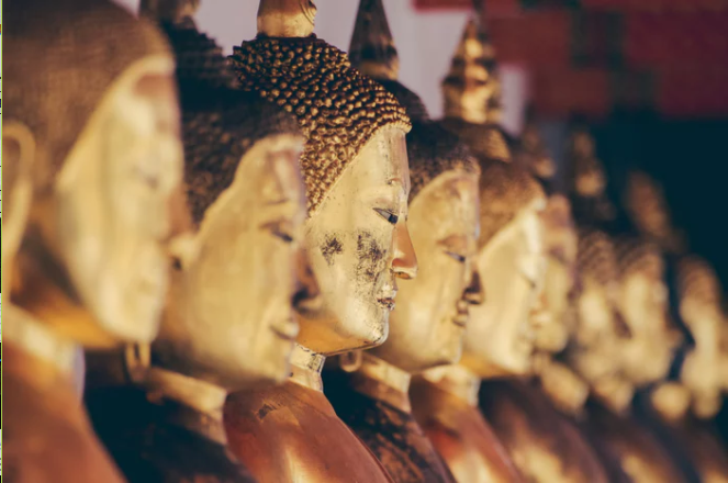 寺院に並ぶ仏像